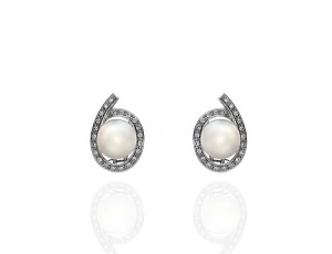 Kolczyki z białego złota próby 0,750 z brylantami 0,22 ct i naturalnymi perłami