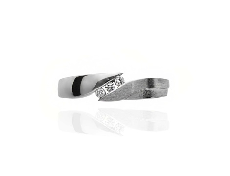 Pierścionek z białego złota próby 0,585 z brylantami 0,06 ct - 3